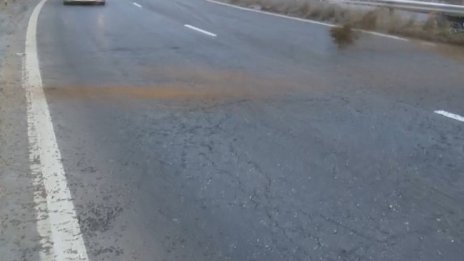 Автобус излетя от пътя заради леда, няма пострадали