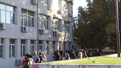 Десетки чакаха на опашка в студа за направелние за PCR в Благоевград