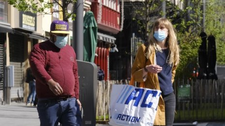 В Белгия отварят магазините, хората ще пазаруват сами