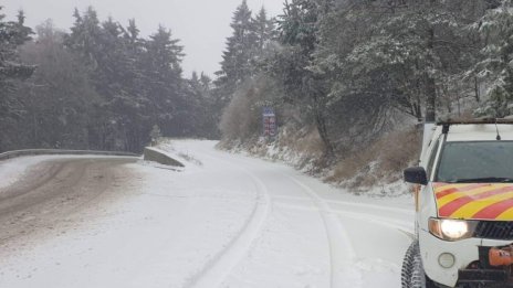 490 машини борили снега и леда през нощта по пътищата в страната