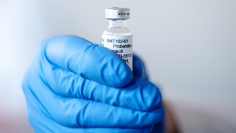 Великобритания първа одобри за употреба ваксината на Pfizer 