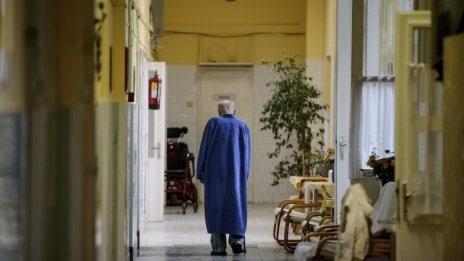 В психиатричните болници: Тормоз, връзване, кражби...