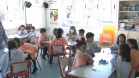На училище в Испания: На отворен прозорец, с шапка, шал и одеяло