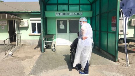 Болни от COVID-19 чакат у дома да се освободи легло в Ямбол
