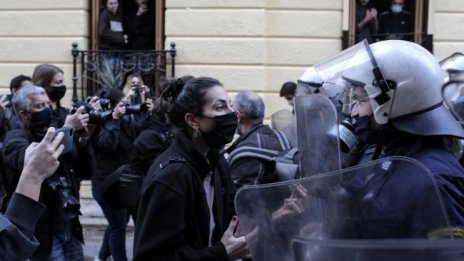 Над 100 задържани при забранени демонстрации в Гърция