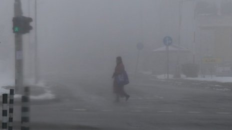 Гъста мъгла затруднява движението в Пазарджишко