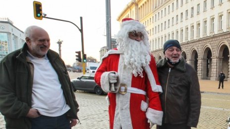 Дядо Коледа пожела оставка на управляващите