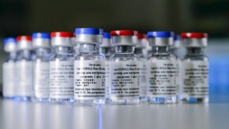 Първи да се ваксинират медици и учители, след това хората над 65