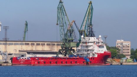Двама моряци паднаха зад борда на кораб, единият загина 