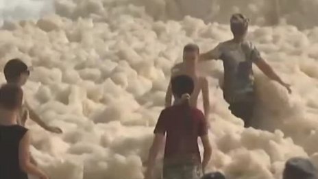 Морска пяна привлече местни по плажовете в Австралия