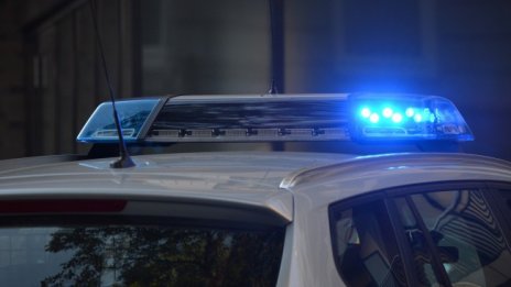 Агресивна жена нападна полицай с нож в Пазарджик