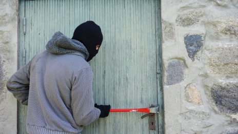 В пандемията: 6000 кражби по-малко, хората у дома, крадците - валат