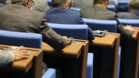 Без дебати и възражения парламентът разреши заема по SURE