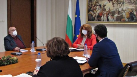Йотова: Отношенията ни със СРМ се свиха до българските паспорти