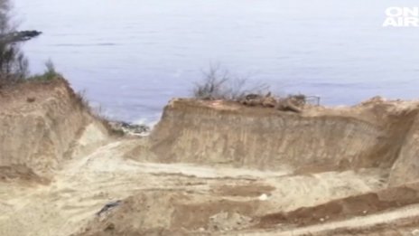 Нов строеж на брега на морето в Китен възмути граждани