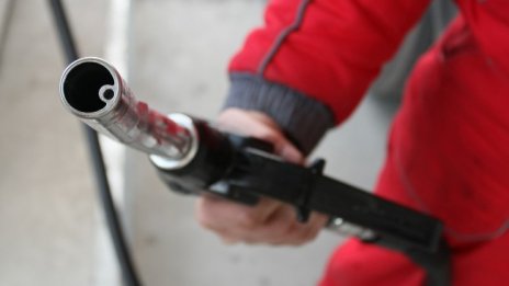 Задържаха двама, източили 600 литра нафта от влак