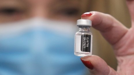 В Бургас се ваксинира сестра с 40-годишен стаж от УМБАЛ с града