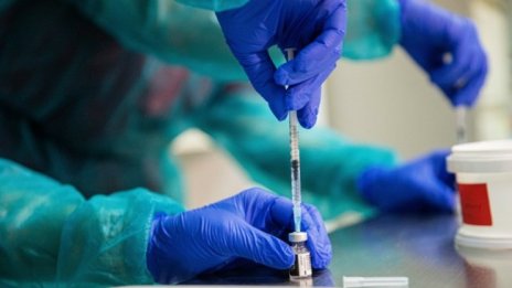 Ваксинираните трябвало да се пазят между двете дози 