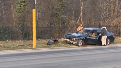 20-годишен се завъртя и заби колата си в ел.стълб