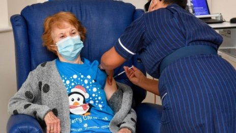 Първият ваксиниран срещу коронавирус човек с втора доза