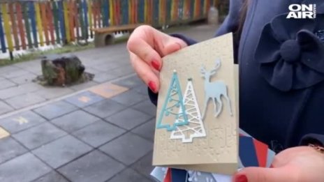 Млада майка радва познати и непознати с картички 