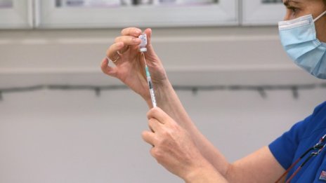 В Гърция започва масовото ваксиниране на медиците