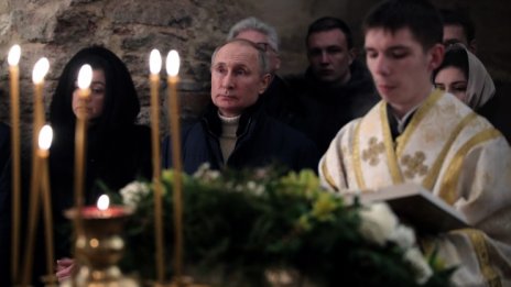 Путин празнува Рождество Христово в храм от 13 век