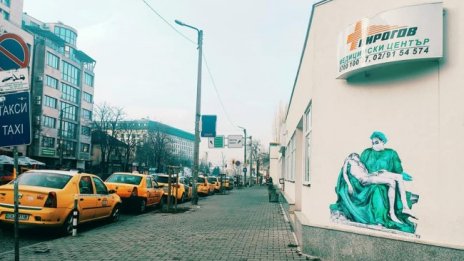 С респект и благодарност художник нарисува Пиета на "Пирогов"