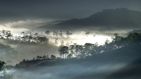 Времето днес: Облачно и дъждовно, на места и сняг