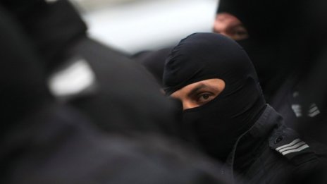 Закопчаха трима полицаи, взимали подкупи от шофьори системно