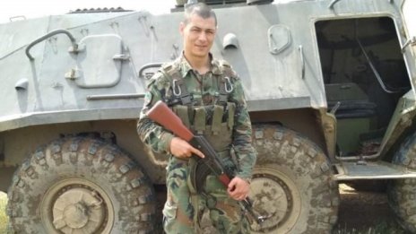 Воннослужещ, хванал кръста, дари наградата на дете 