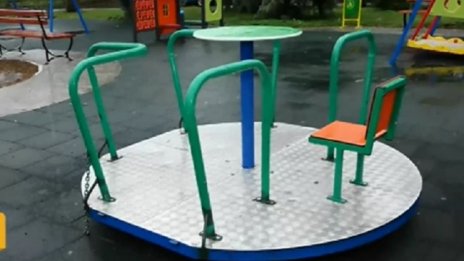 За пореден път... Счупиха въртележка за деца с увреждания