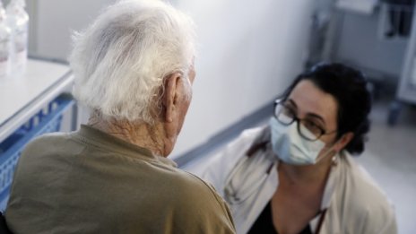 Задържаха санитарка, изтеглила 3200 лв. от починал пациент