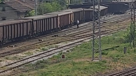 Товарен влак дерайлира между гарите Разменна и Батановци