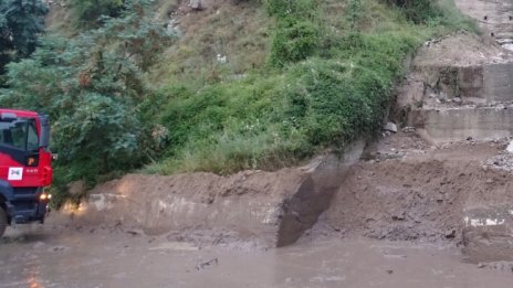 Свлачище събори постройки в Смолянско, 11 ранени