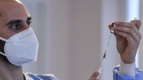 74% от гърците имат доверие във ваксината срещу COVID-19