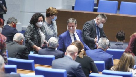 Заради наводненията в страната четирима министри в НС 