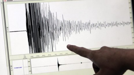 Земетресение с магнитуд 6.2 в Индонезия взе жертви