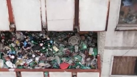 Мъж превърна дома си в сметище, съседи се жалват