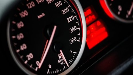 Непълнолетен се снима как шофира в оживен търновски квартал