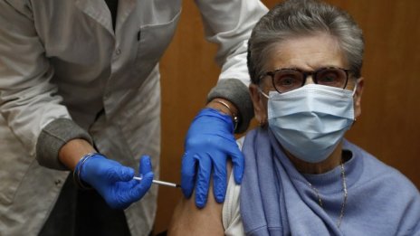 ЕК с прогноза: 80% от хората над 80 години да бъдат ваксинирани до март