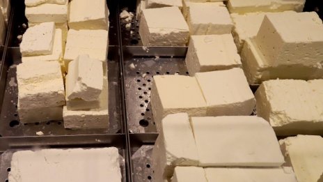 Откриха 600 кг сирене с изтекъл срок, готово било за продажба