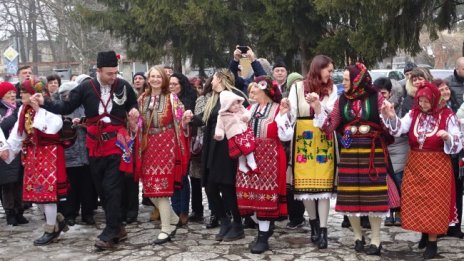Ритуали, обичаи: Днес е Денят на родилната помощ Бабинден
