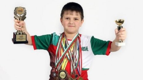 Данчо е на 10 и в дома му блестят десетки медали по математика