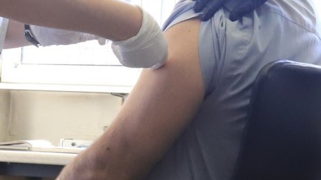 У нас има ваксини за всички, започнали имунизацията