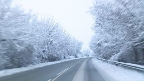 Спасиха болен, закъсал с колата си в снега