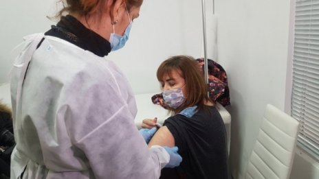 Започна ваксинацията на учители в Бургас