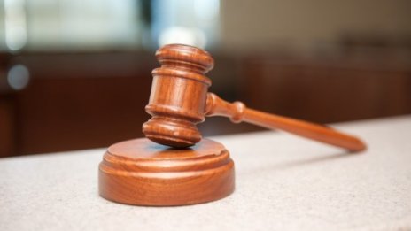 Трима с обвинение за измама с фалшиви златни монети