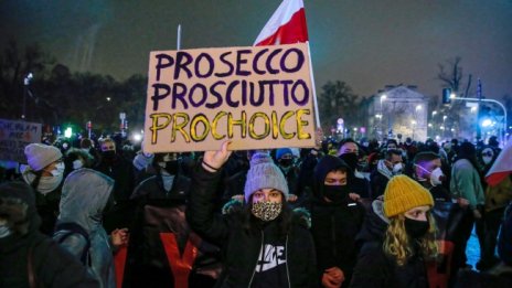 Поредна нощ на бурни протести за абортите в Полша