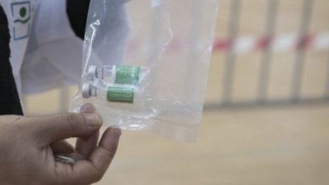Спират имунизацията в част от Испания заради забавени доставки на ваксини